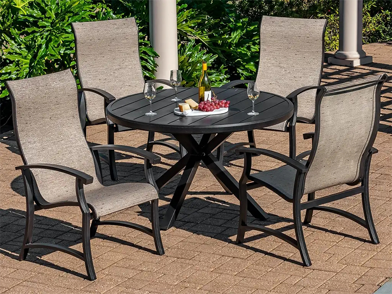 Lodge Essgruppe aus gealtertem Bronze-Aluminium mit Sling – 5-teilig (48 Zoll Esstisch)