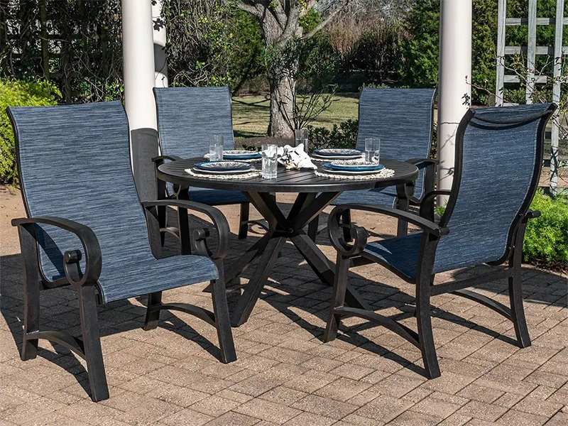 Solstice Essgruppe aus gealtertem Bronze-Aluminium mit Sling – 5-teilig (52 Zoll Esstisch)