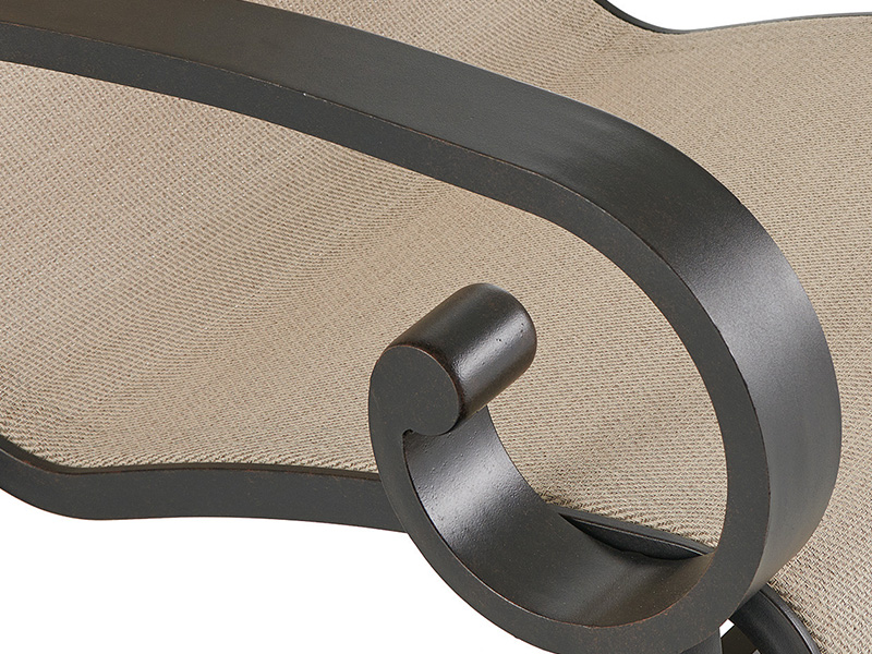 Solstice Essstuhl aus gealtertem Bronze-Aluminium mit Sling